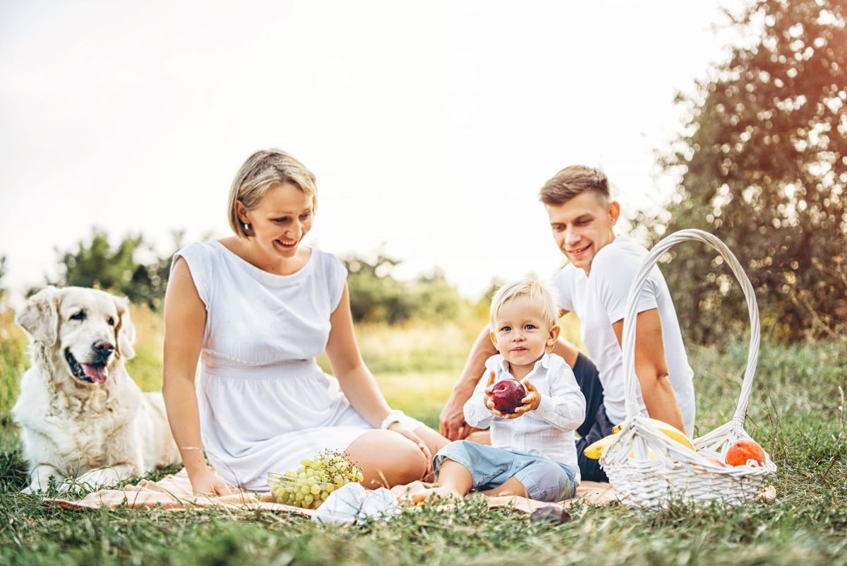Familie mit Hund auf einer Wiese