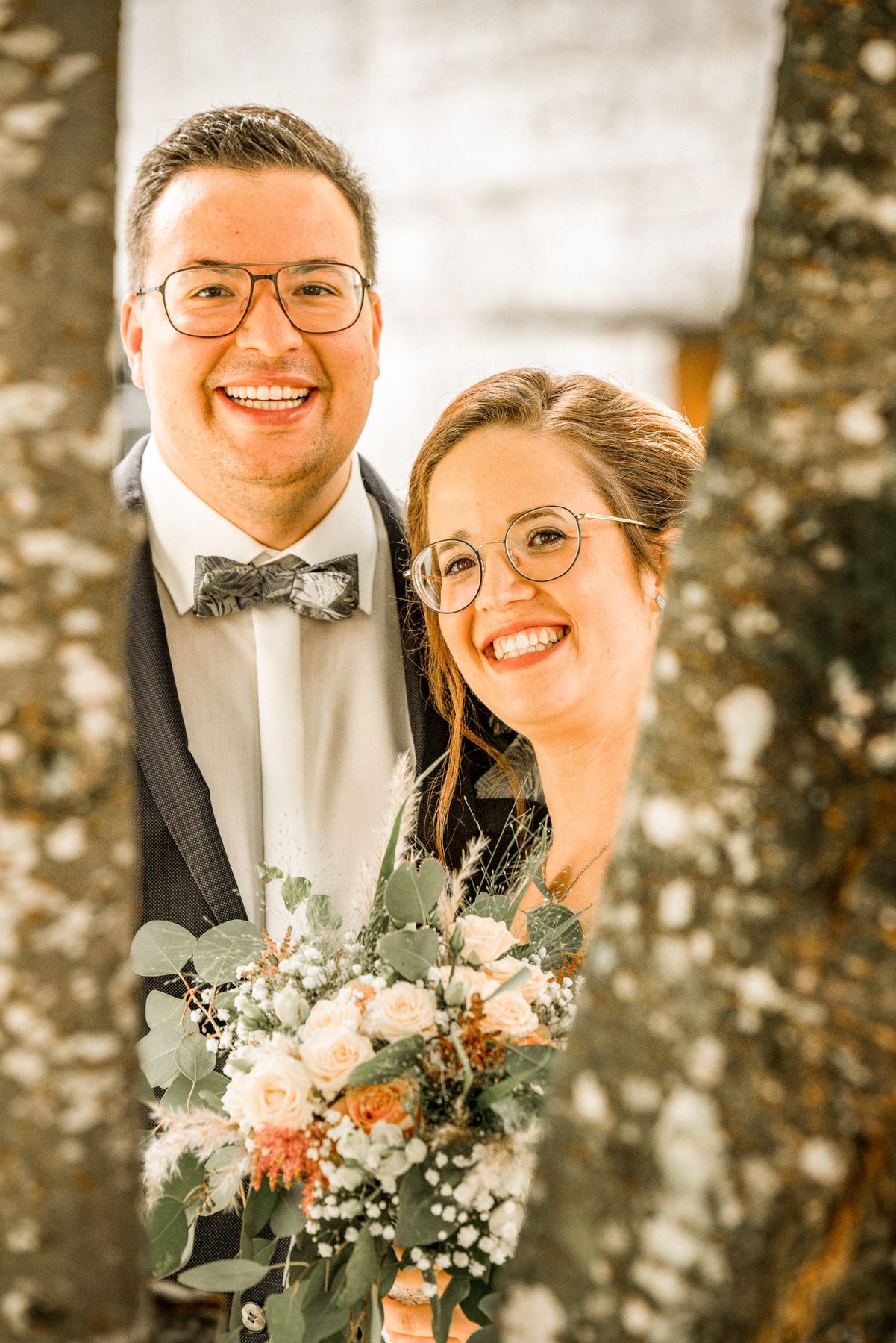 Porträt eines Paares mit Blumenstrauß