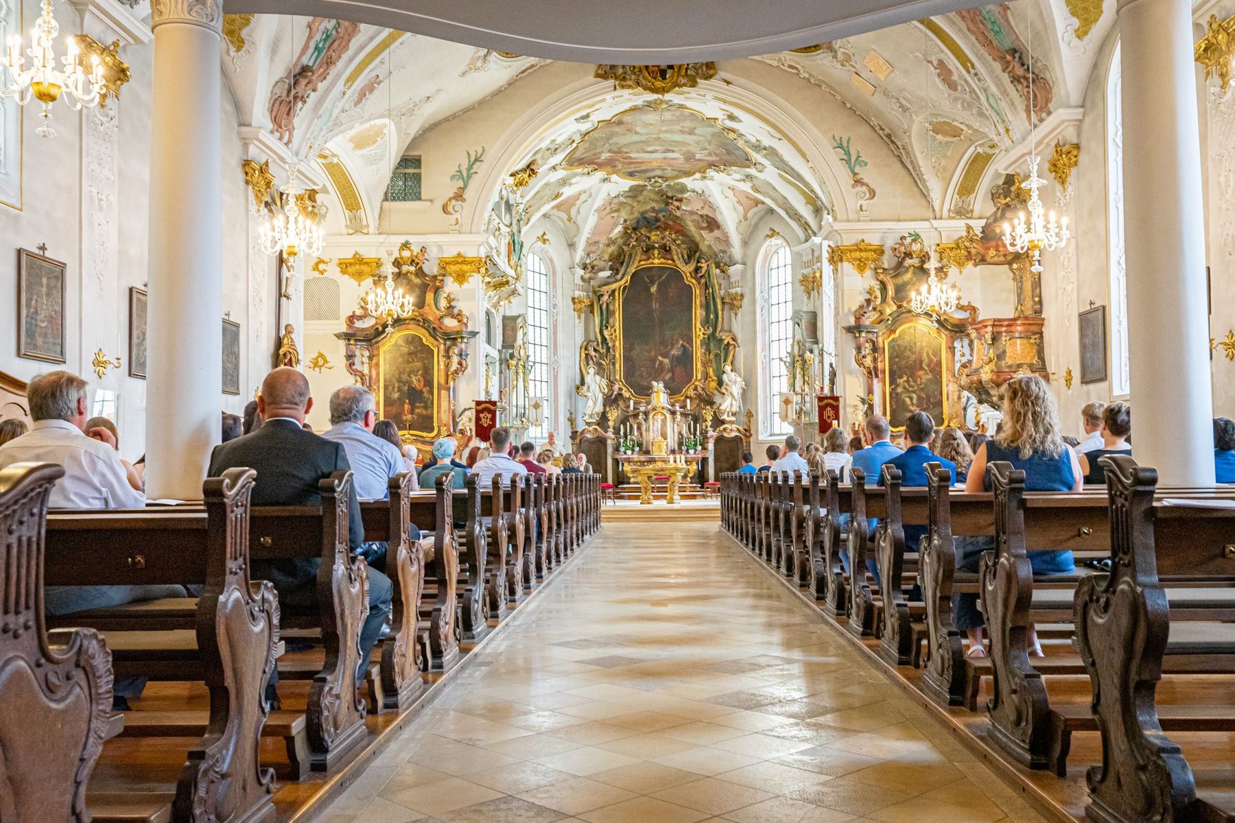 Festlich besetzte Kirche während einer Feier